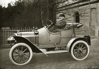Emil Nacke am Steuer eines Sondermodells eigener Fabrikation, 1910