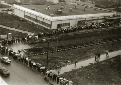 Schlange stehen an der Kaufhalle – oft wussten die Letzten der Wartenden nicht, was es »Besonderes« gab, 1989