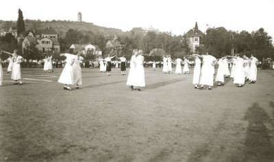 »Volkstänze auf dem Sportplatz«