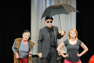 Der Narr (Renate Michel), Malvolio (Heinz Kitsche) und Olivia (Alexandra Tuschka)