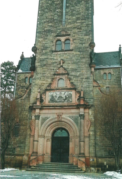 Portalfassade der Neuen Peter-Pauls-Kirche in Coswig