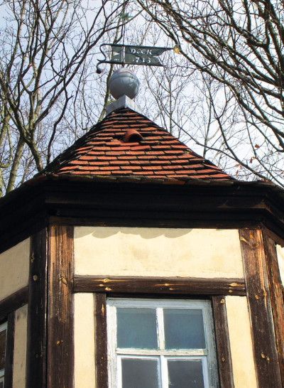 Achteckiger Pavillon mit Wetterfahne von 1713