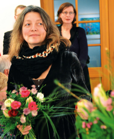 Irene Wieland (Vordergrund) und Nina Reichmann (Hintergrund) zur Vernissage