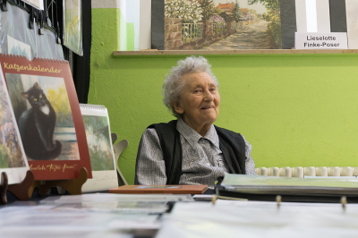 Die 88-jährige Radebeuler Malerin und Grafikerin Lieselotte Finke-Poser war bereits mit ihren Arbeiten beim ersten Grafikmarkt dabei