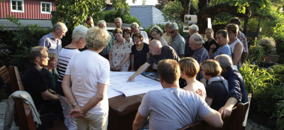 Erläuterungen im Garten des Retzschgutes Foto: F. Kratz