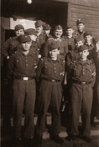 Einige »unserer« Luftwaffenhelfer vor der Mannschatsbaracke Foto: E. Sennewald