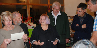 Der Förderkreis ist zu Gast im Atelier der Textilgestalterin Annerose Schulze (3. v. l.)